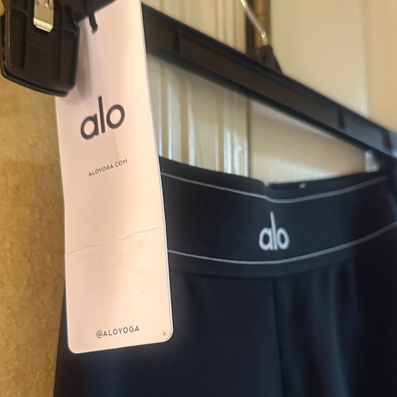 ALO Yoga Women’s Dark Blue Leggings with White Accents. Never worn with tags. - Picture 2 of 2